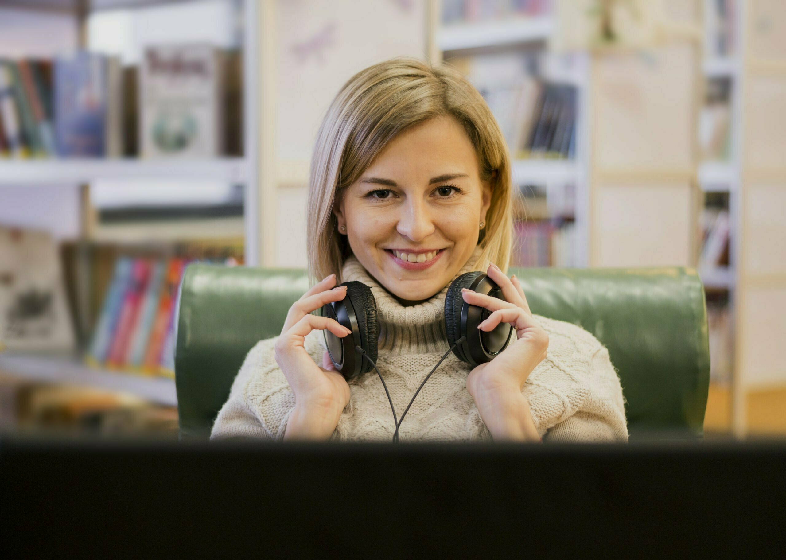 portrait-smiling-woman-wearing-headphones